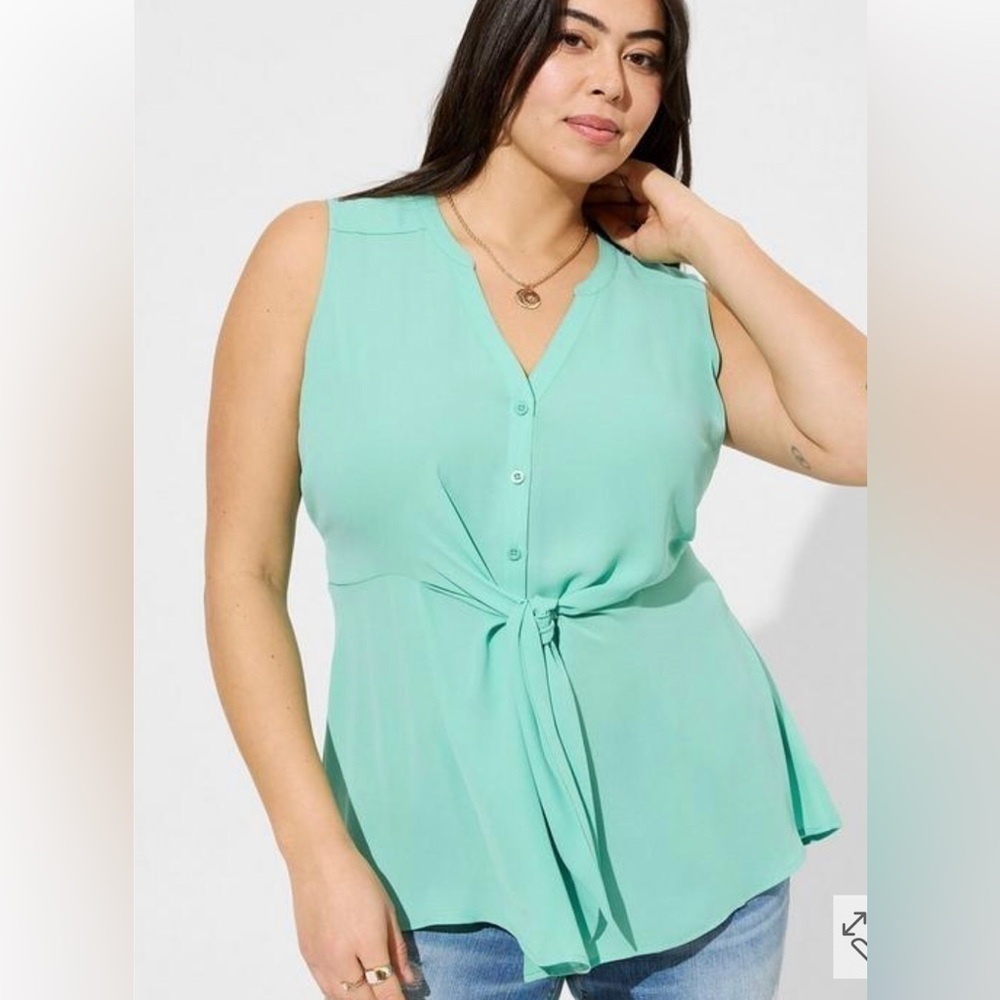 Torrid peplum Georgette button front top sleeveless with tie front. Size 3 NWT